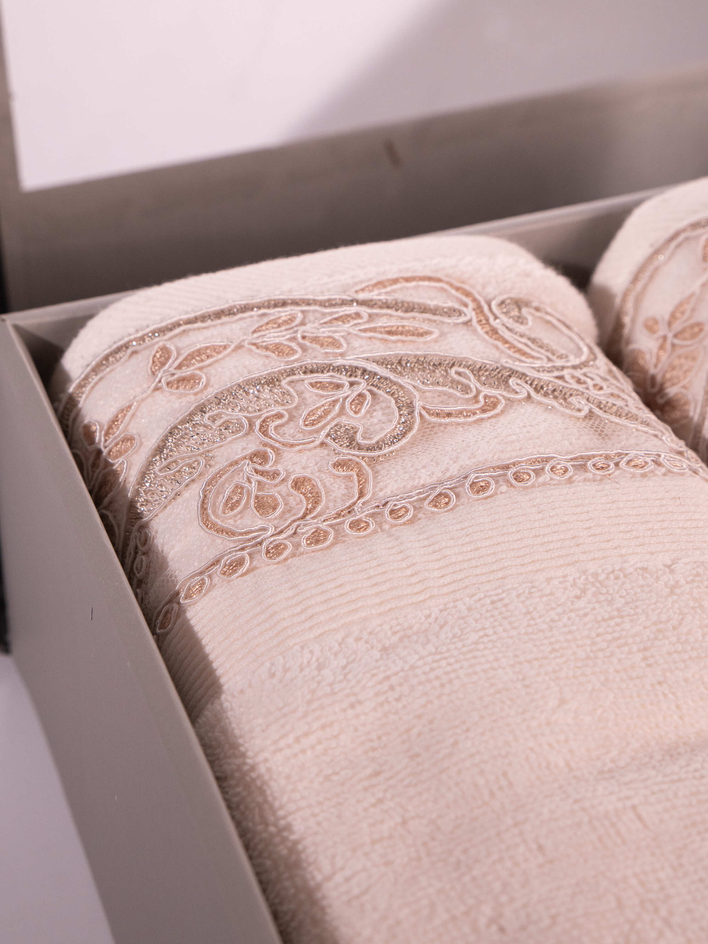 Kahve krem hamam seti paisley işlemeli havlu detayı